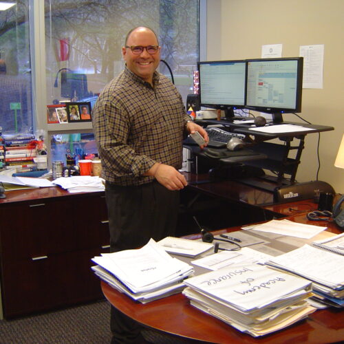 『2018年4月NY・ワシントンDC研修』
ヨーク・インターナショナルのスタッフは、高さ調節可能のコンピュータ台を使用しています。立っていてもキーボード入力可能。